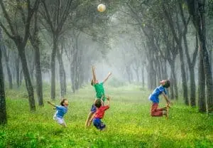 Enfants hypersensibles et TDAH s'amusant sereinement - Cabinet Reiki Soins Plérin